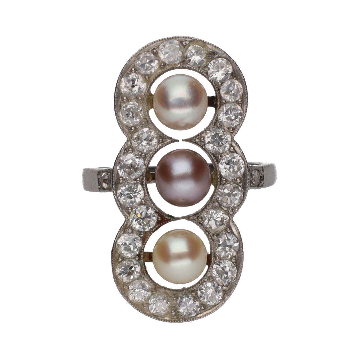 Sortija de principios de siglo xx en oro blanco con perlas y diamantes. Talla 8.