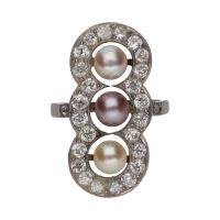 Sortija de principios de siglo xx en oro blanco con perlas y diamantes. Talla 8.