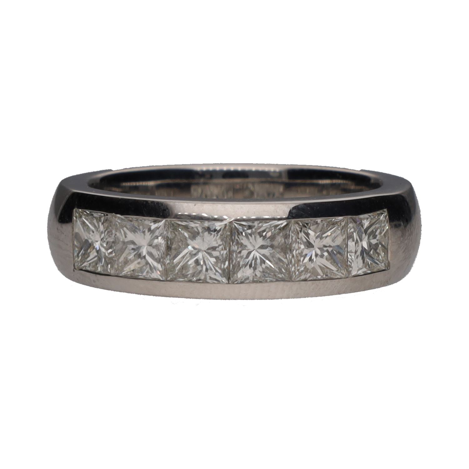 Sortija cintillo en oro blanco con brillantes talla princesa. Talla 14.