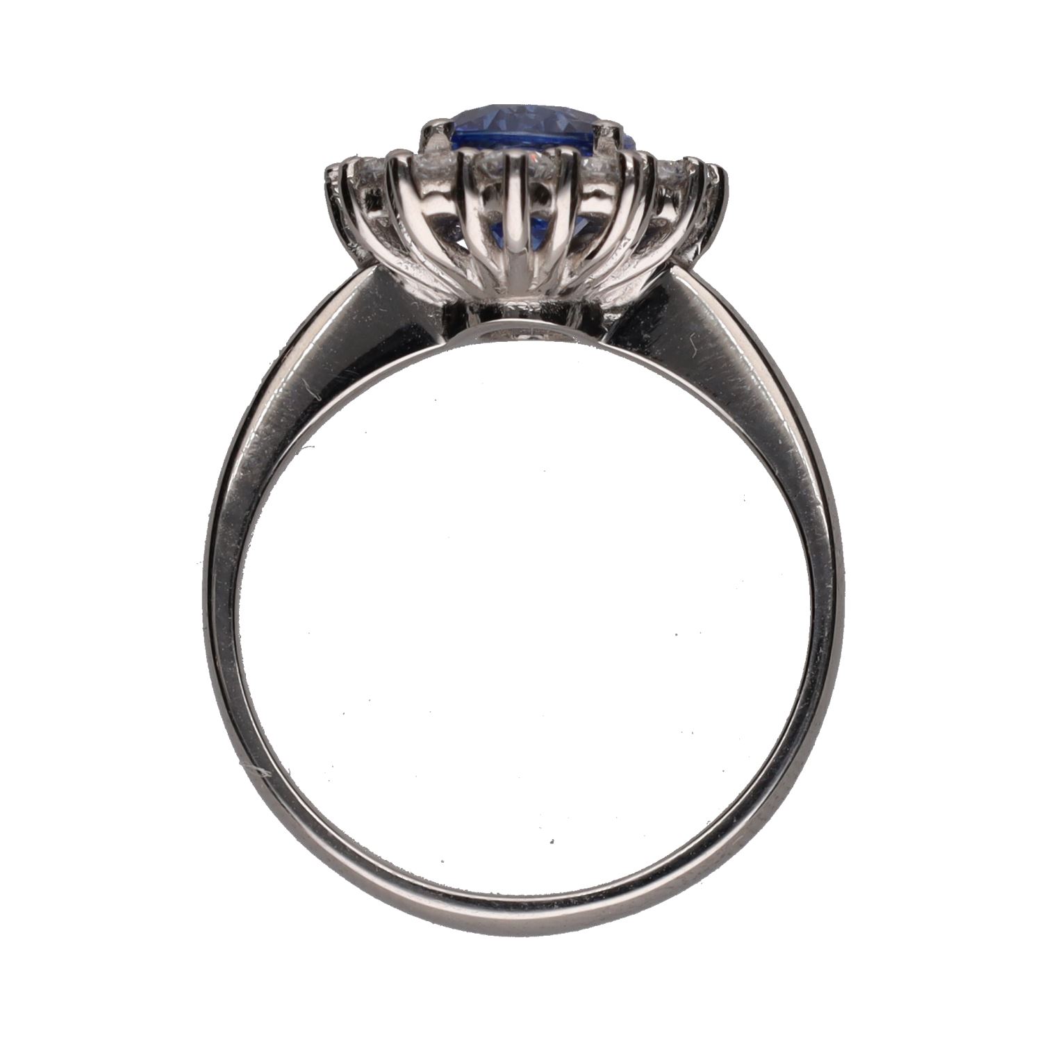 Sortija en oro blanco con zafiro y brillantes. Talla 14.