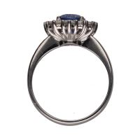 Sortija en oro blanco con zafiro y brillantes. Talla 14.