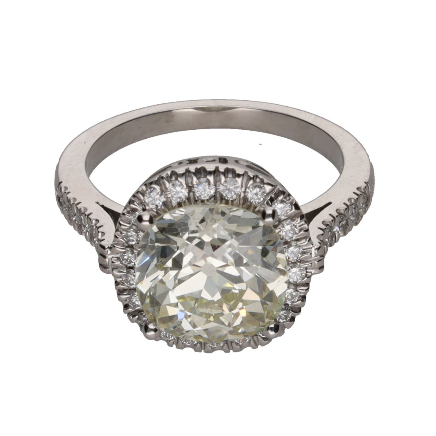 Sortija en platino con brillantes. Talla 12.