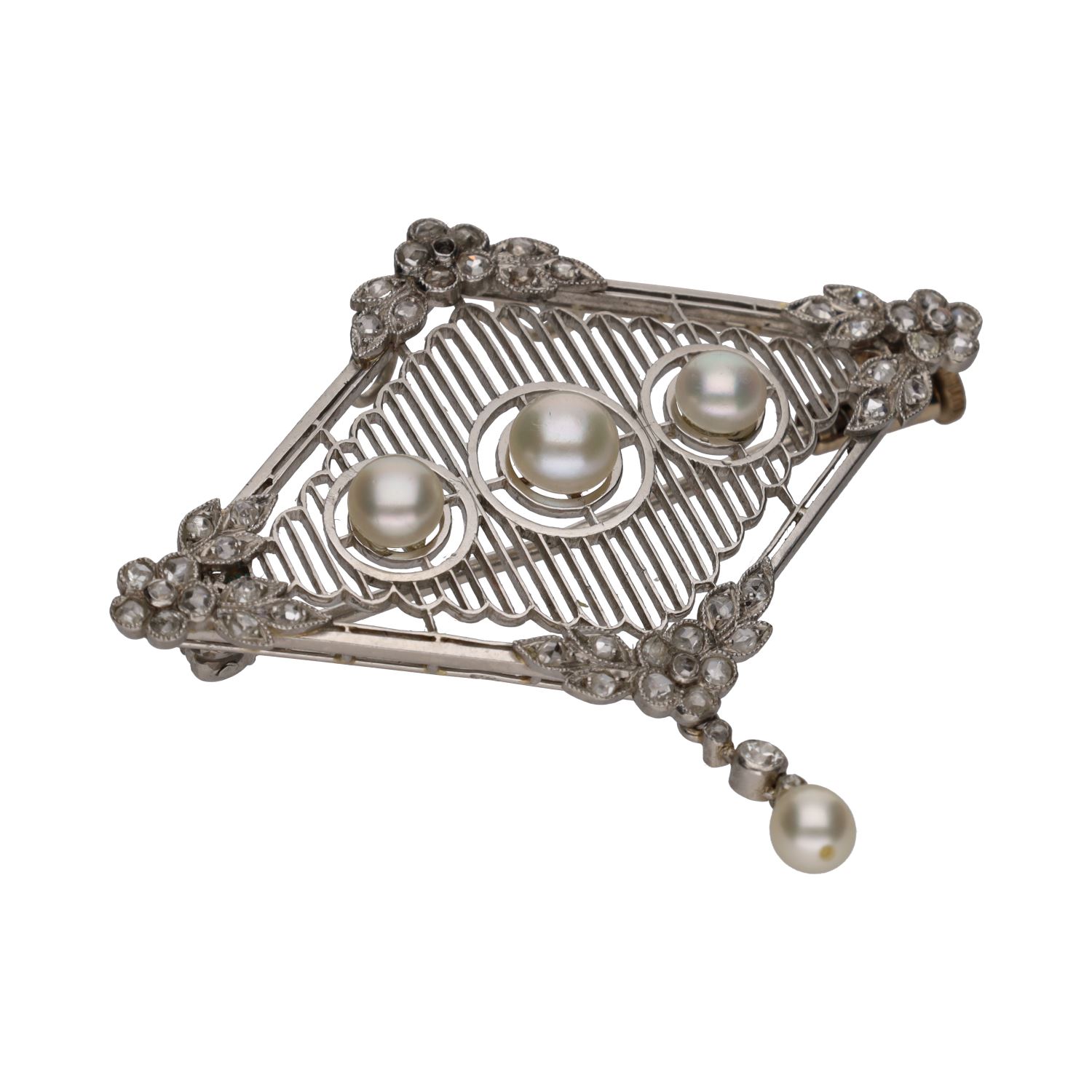 Broche en platino con diamantes y perlas.