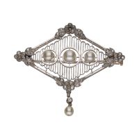 Broche en platino con diamantes y perlas.