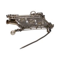 Broche en platino con diamantes y perlas.