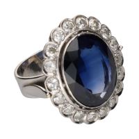 Sortija antigua en oro blanco con cristal azul central y orla de diamantes. Talla 10.