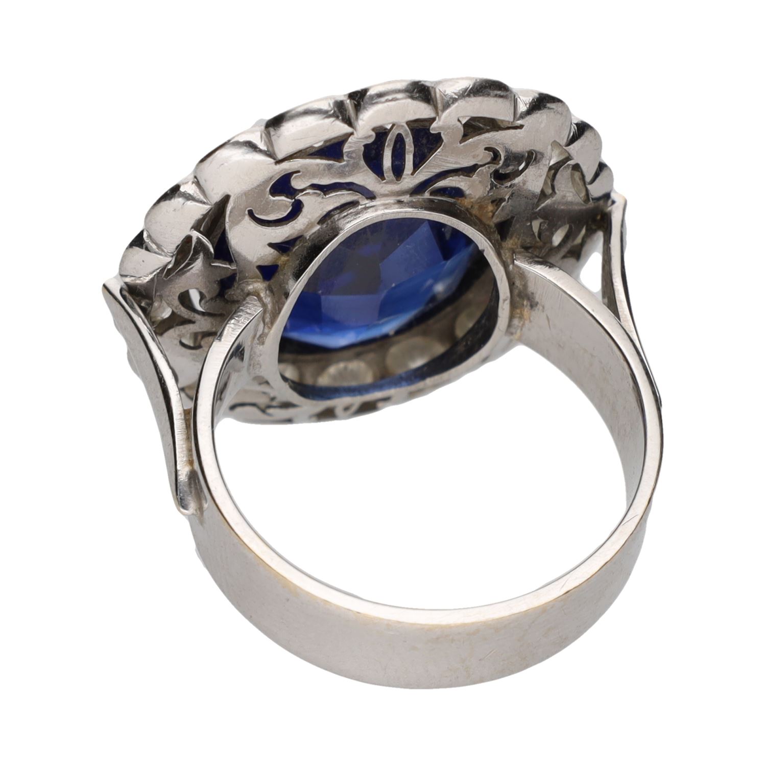 Sortija antigua en oro blanco con cristal azul central y orla de diamantes. Talla 10.