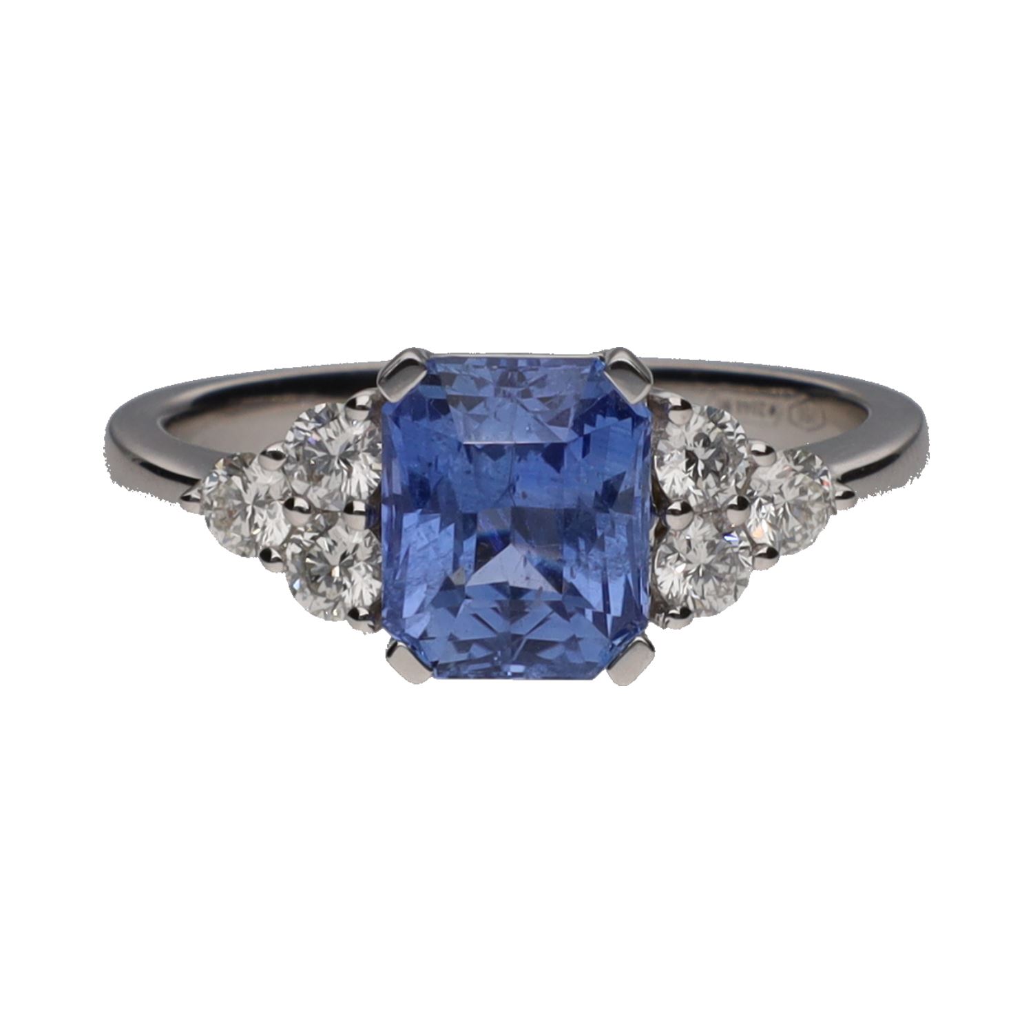 Sortija en oro blanco con zafiros y brillantes. Talla 14.