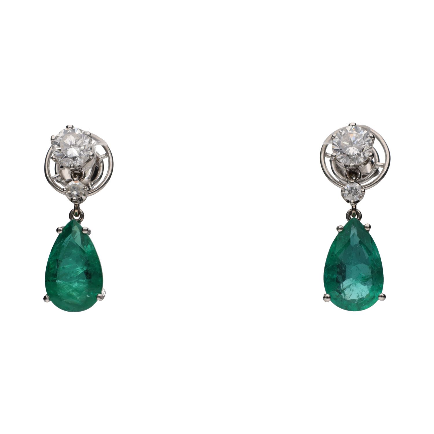 Pendientes largos en oro blanco con esmeraldas y brillantes.
