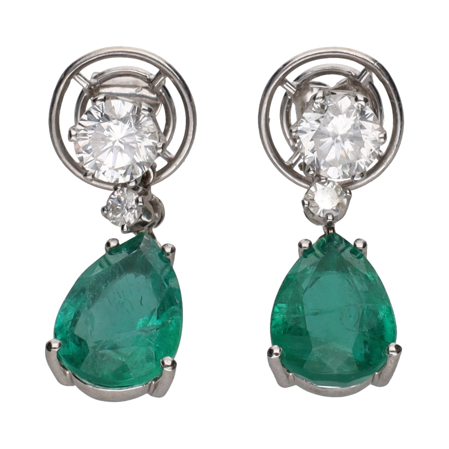 Pendientes largos en oro blanco con esmeraldas y brillantes.