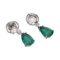 Pendientes largos en oro blanco con esmeraldas y brillantes.
