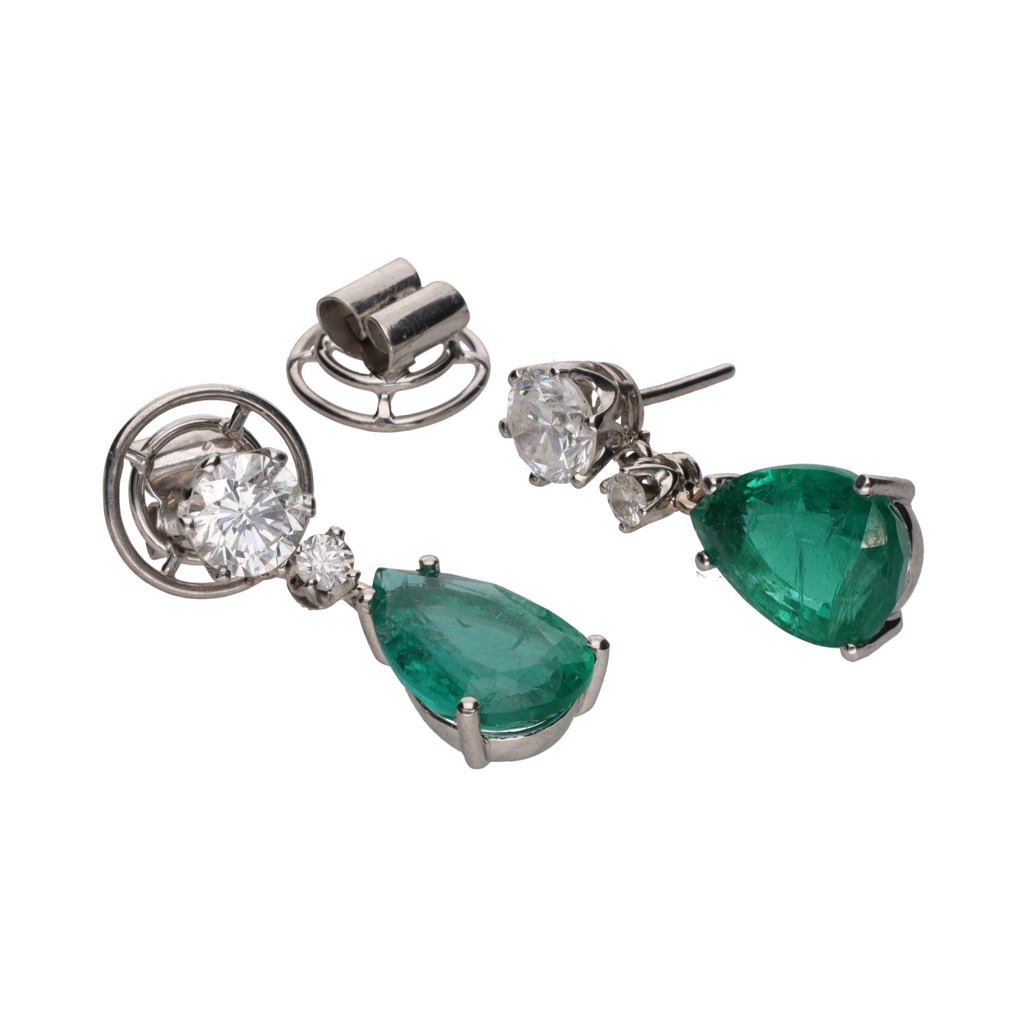 Pendientes largos en oro blanco con esmeraldas y brillantes.