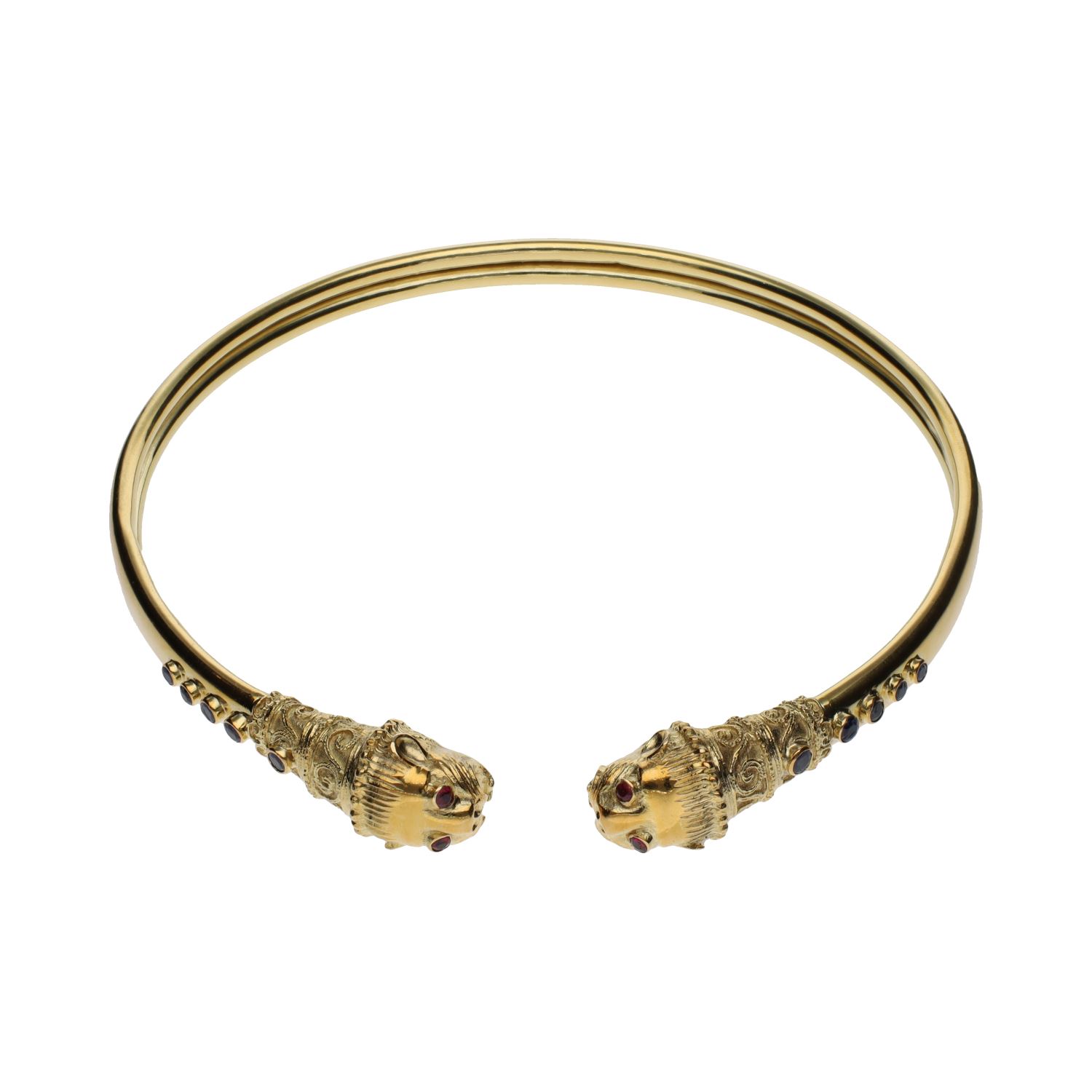 Collar gargantilla firmada por zolotas en oro amarillo con zafiros y rubíes.