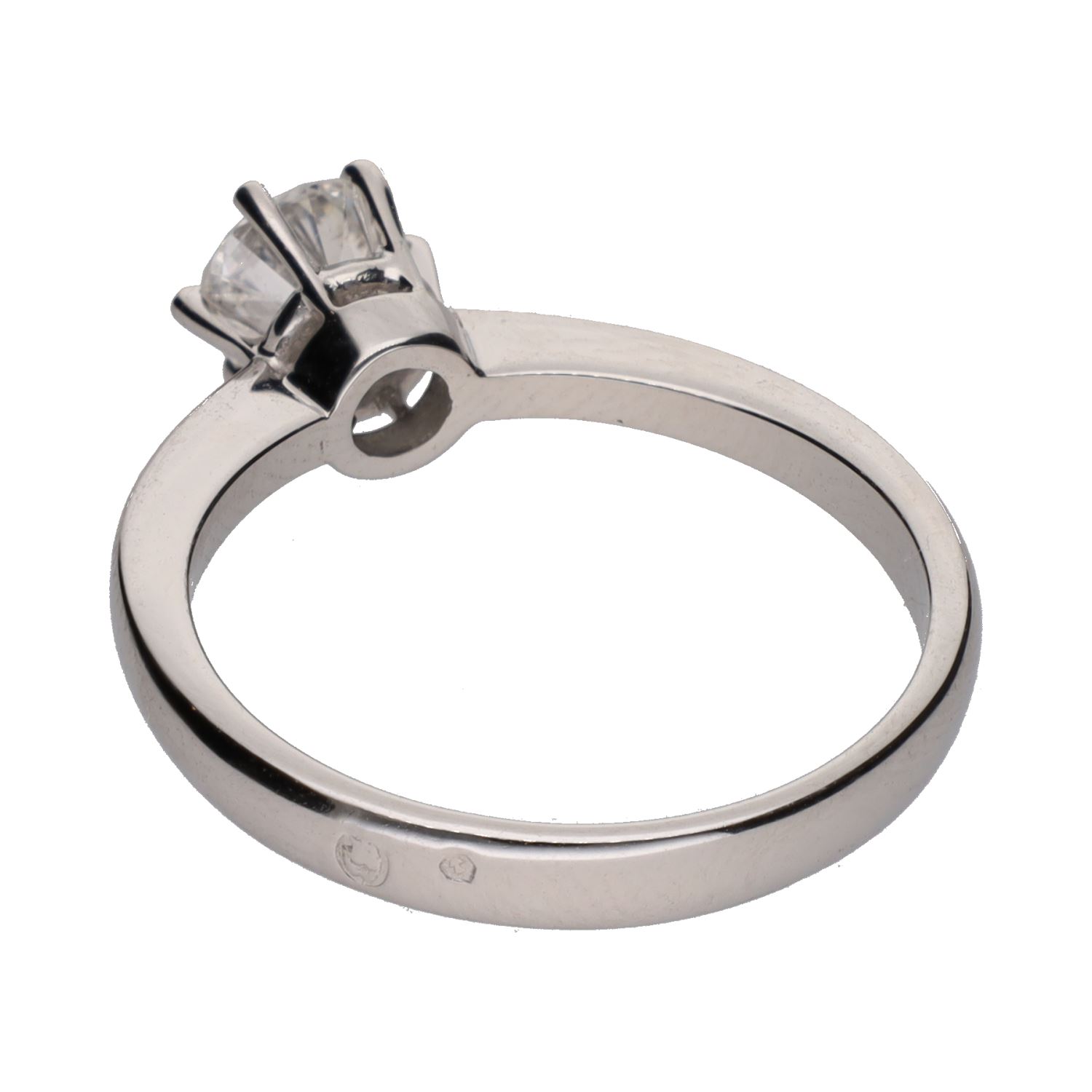 Sortija solitario en oro blanco con un brillante. Talla 14.