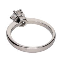 Sortija solitario en oro blanco con un brillante. Talla 14.