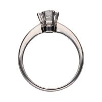 Sortija solitario en oro blanco con un brillante. Talla 14.