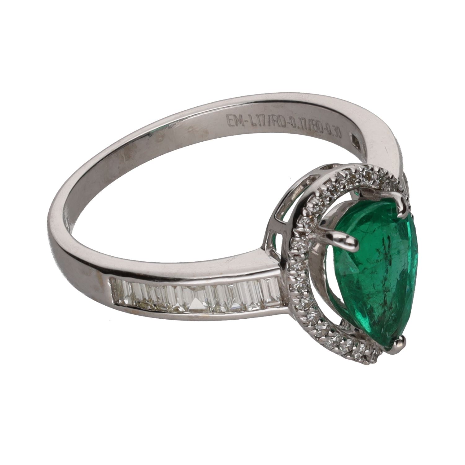 Sortija en oro blanco con esmeralda y diamantes. Talla 15.