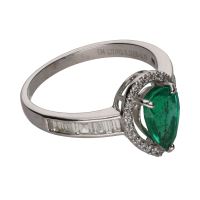 Sortija en oro blanco con esmeralda y diamantes. Talla 15.