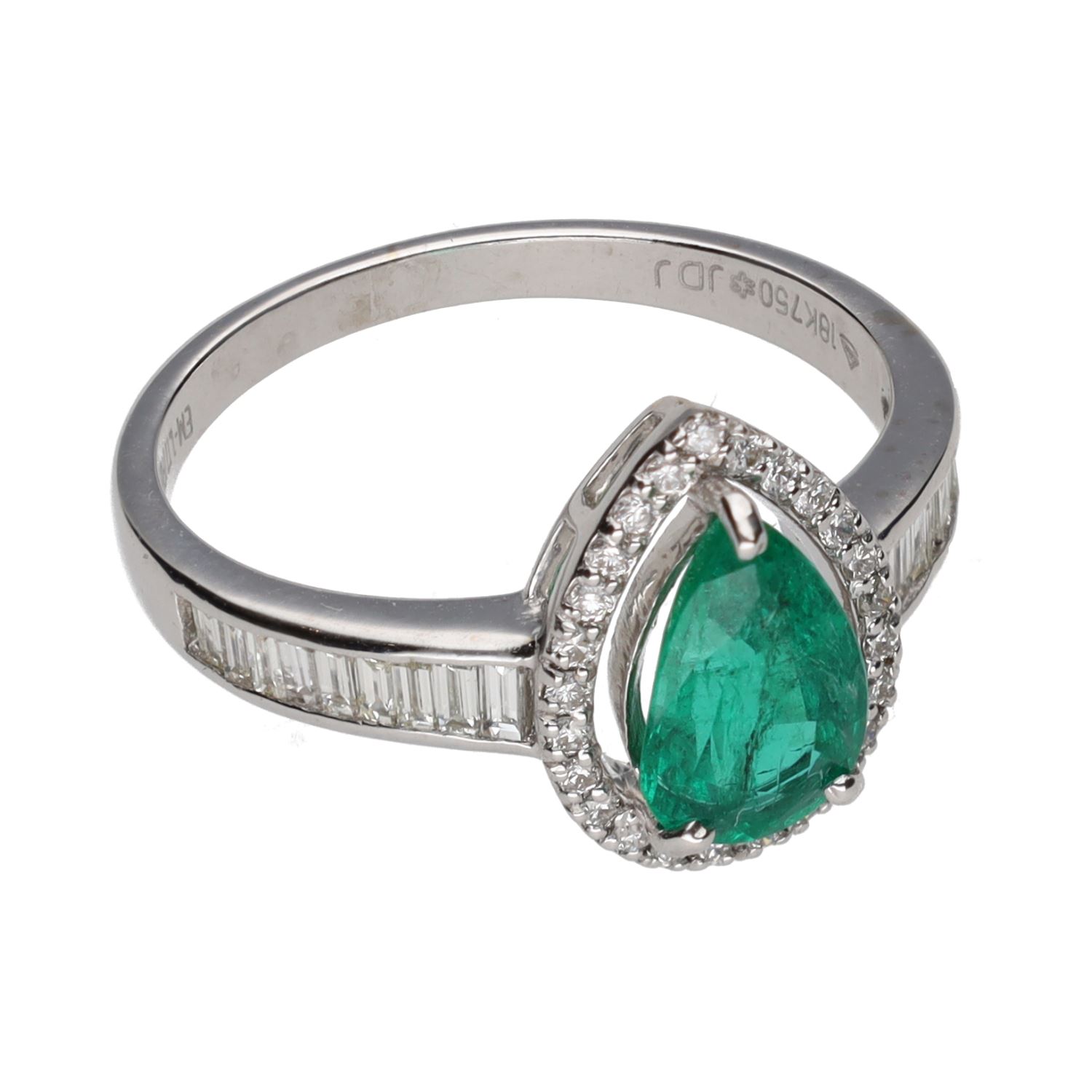 Sortija en oro blanco con esmeralda y diamantes. Talla 15.