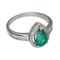 Sortija en oro blanco con esmeralda y diamantes. Talla 15.