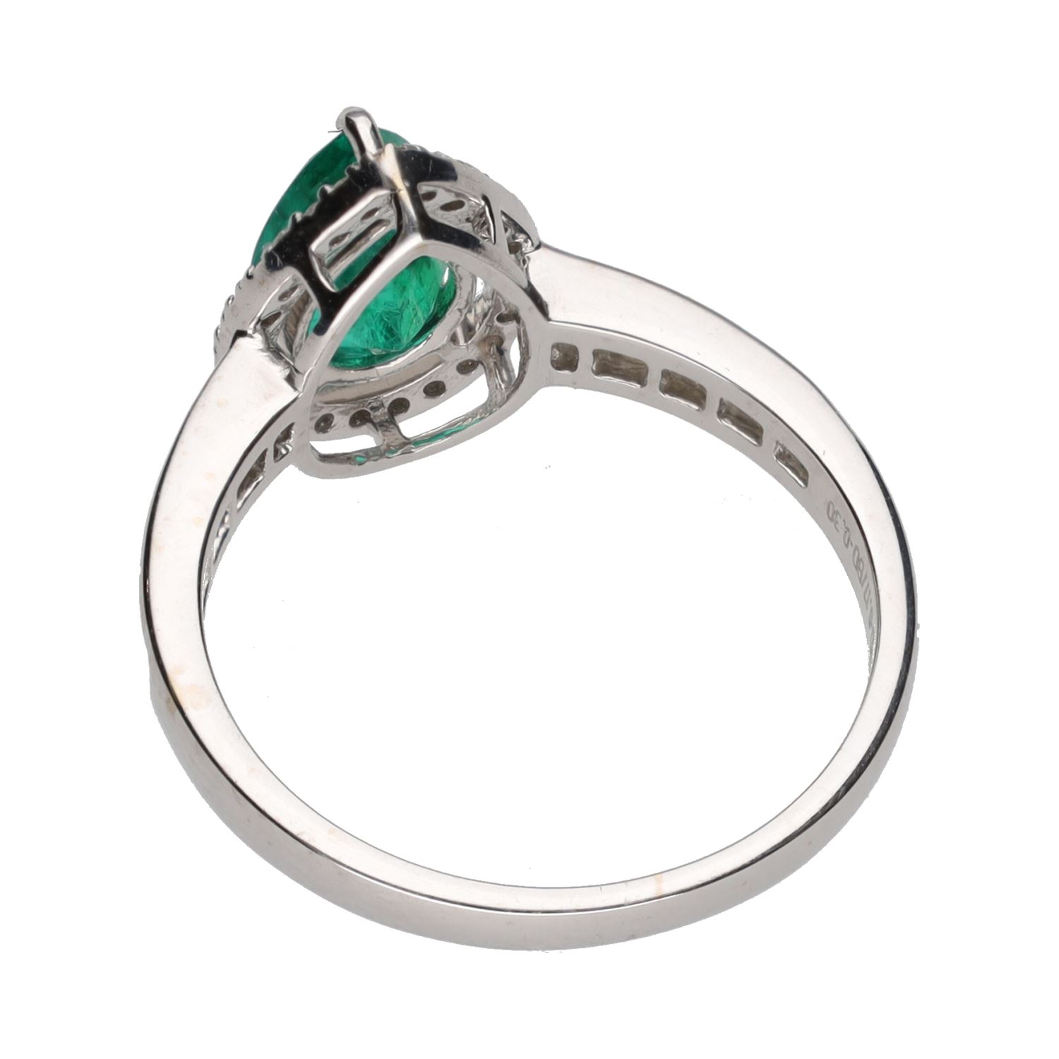 Sortija en oro blanco con esmeralda y diamantes. Talla 15.