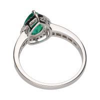 Sortija en oro blanco con esmeralda y diamantes. Talla 15.