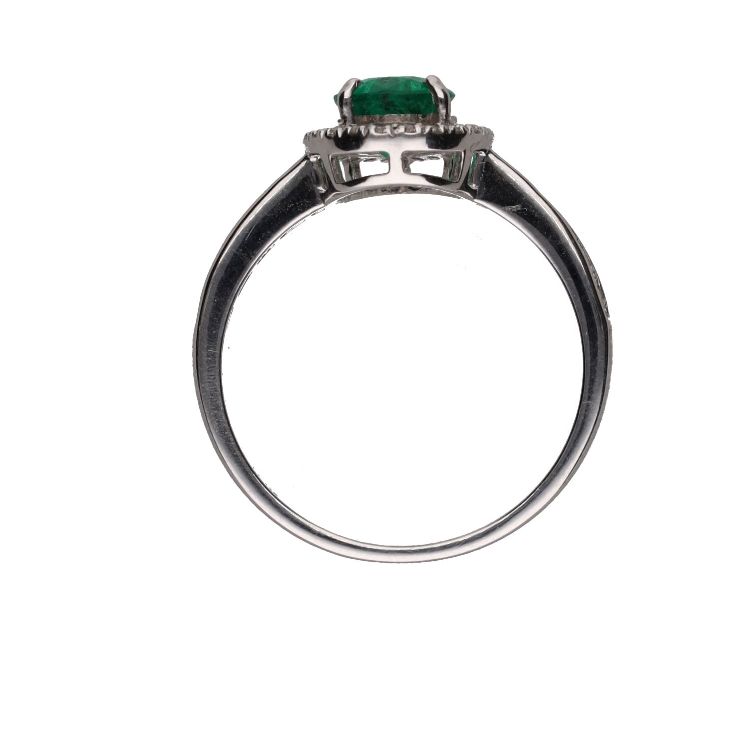 Sortija en oro blanco con esmeralda y diamantes. Talla 15.