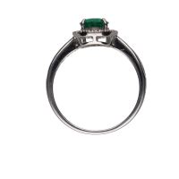 Sortija en oro blanco con esmeralda y diamantes. Talla 15.