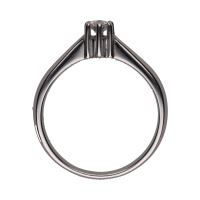 Sortija solitario en oro blanco con un brillante. Talla 18.