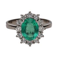 Sortija en oro blanco con esmeralda y orla de brillantes. Talla 14.