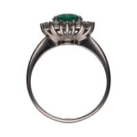 Sortija en oro blanco con esmeralda y orla de brillantes. Talla 14.