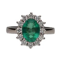 Sortija en oro blanco con esmeralda y orla de brillantes. Talla 15.