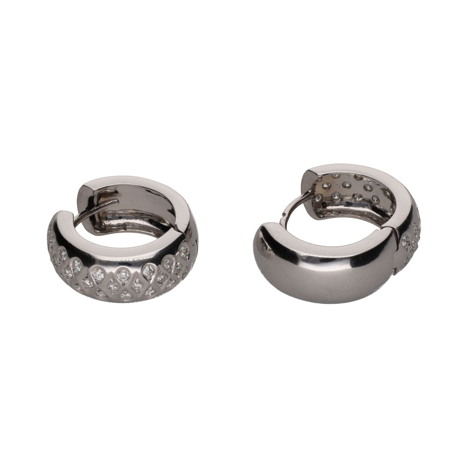 Pendientes argolla ancha en oro blanco con brillantes.