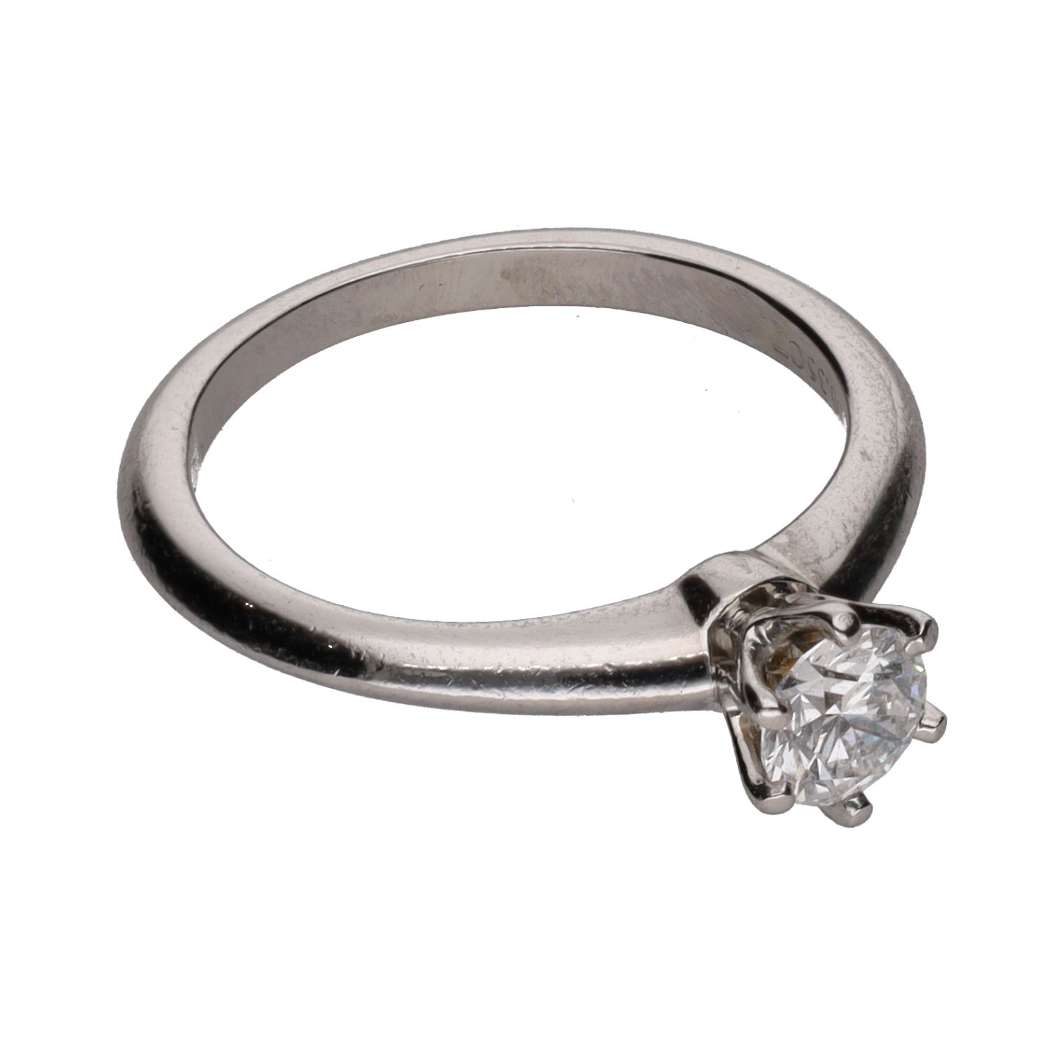 Solitario tiffany & co. En platino con un brillantes. Talla 8.