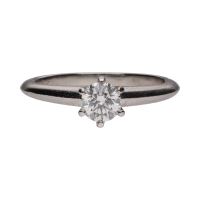 Solitario tiffany & co. En platino con un brillantes. Talla 8.