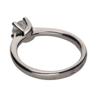 Solitario en oro blanco con un brillante. Talla 13.