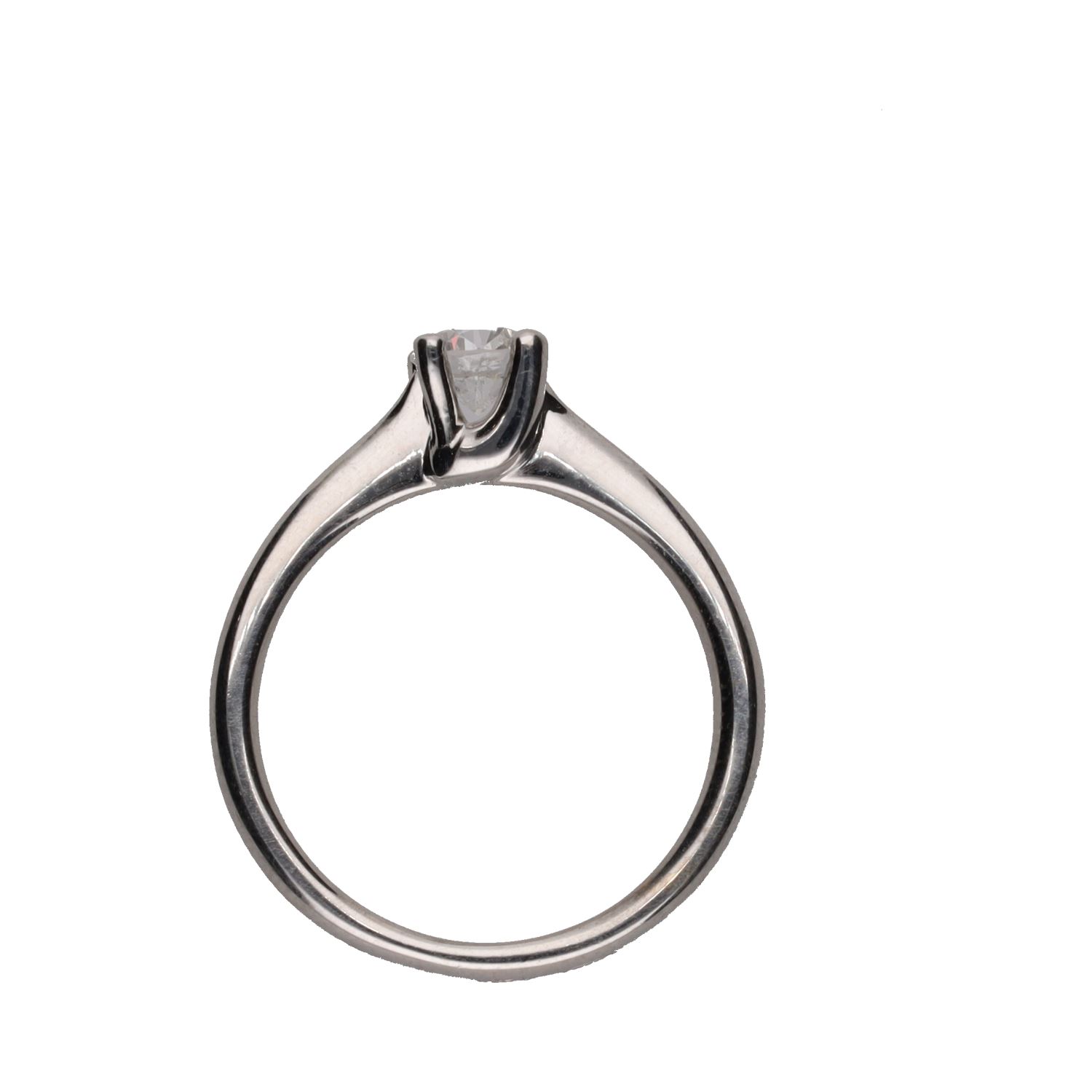 Solitario en oro blanco con un brillante. Talla 13.