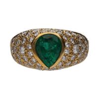 Sortija en oro amarillo con una esmeralda y brillantes. Talla 12.