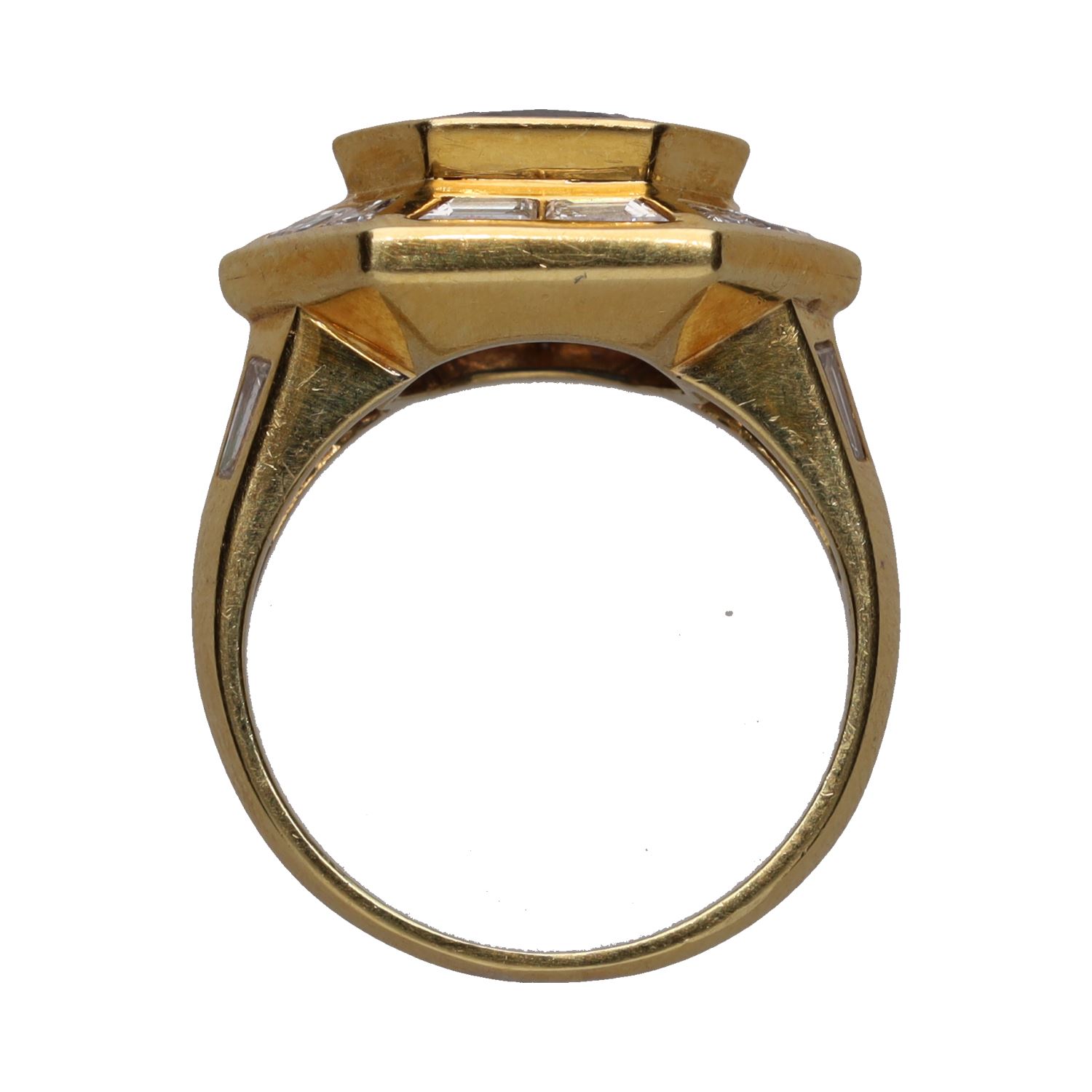 Sortija en oro amarillo con zafiro y baguettes. Talla 13.