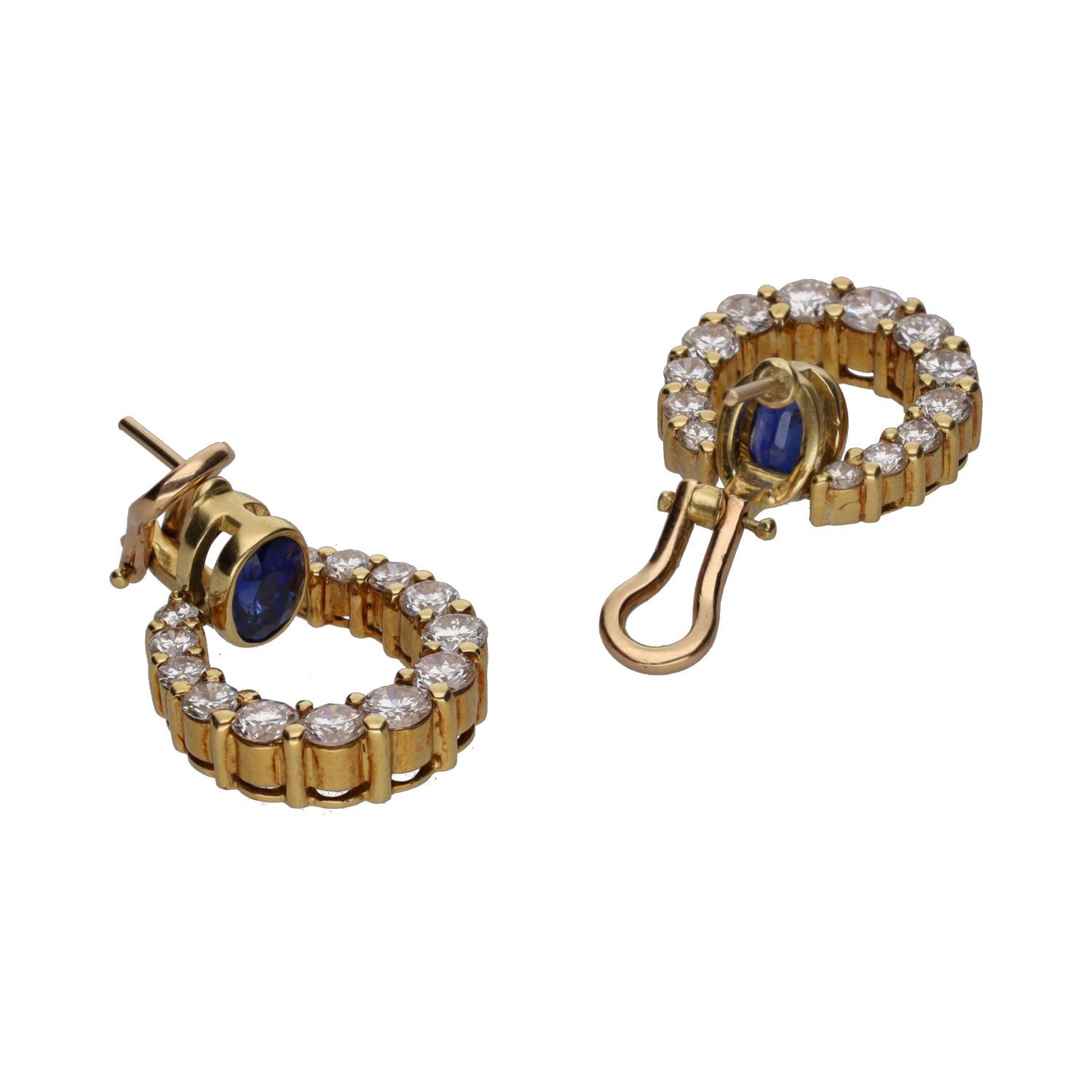 Pendientes en oro amarillo con zafiro y brillantes.