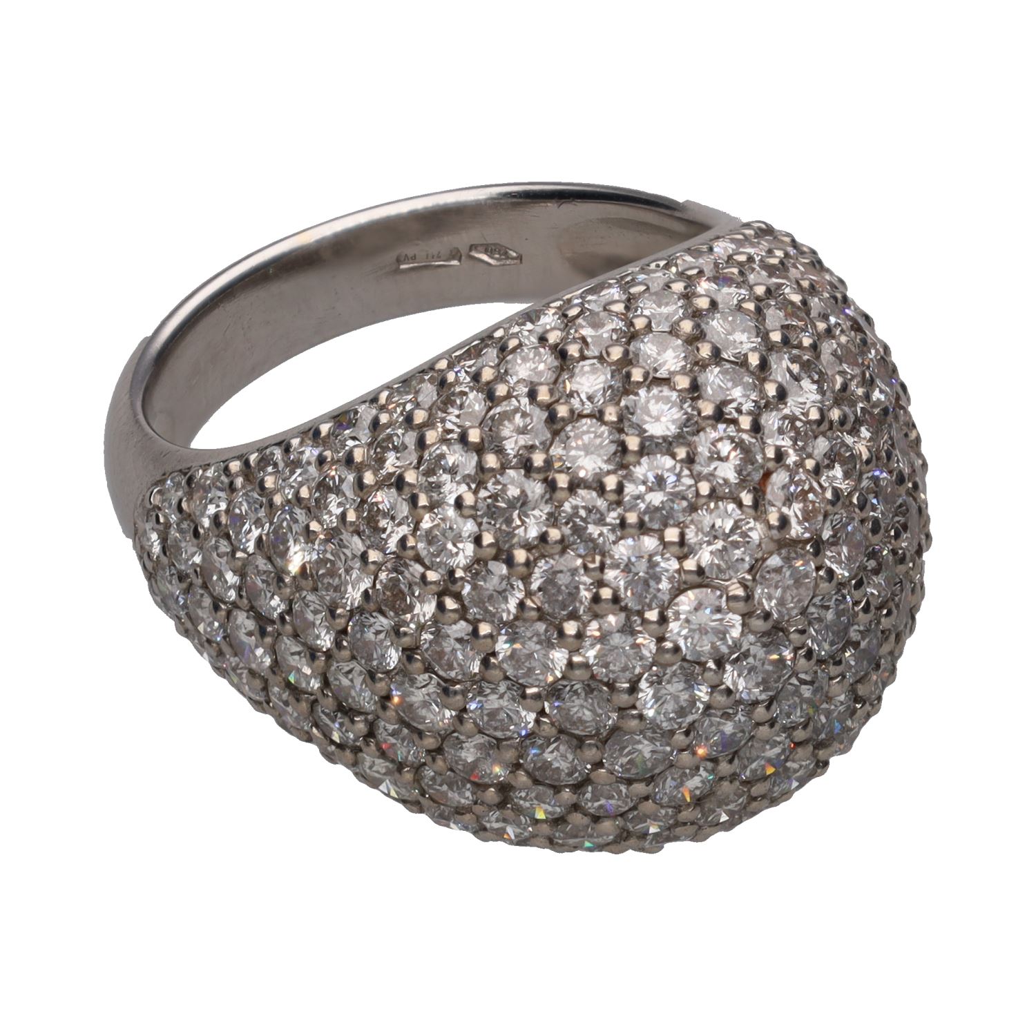 Sortija bombé en oro blanco con cuajado de brillantes. Talla 17.