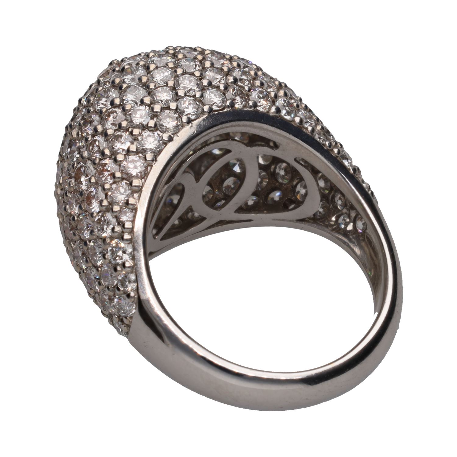 Sortija bombé en oro blanco con cuajado de brillantes. Talla 17.