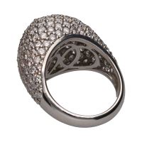 Sortija bombé en oro blanco con cuajado de brillantes. Talla 17.