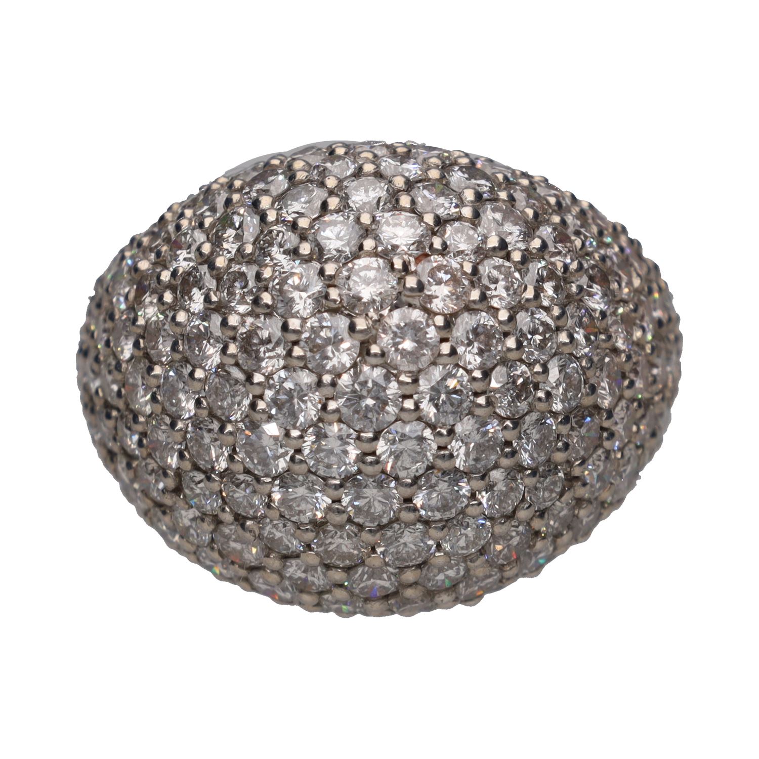 Sortija bombé en oro blanco con cuajado de brillantes. Talla 17.