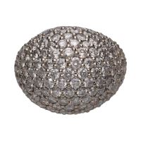 Sortija bombé en oro blanco con cuajado de brillantes. Talla 17.