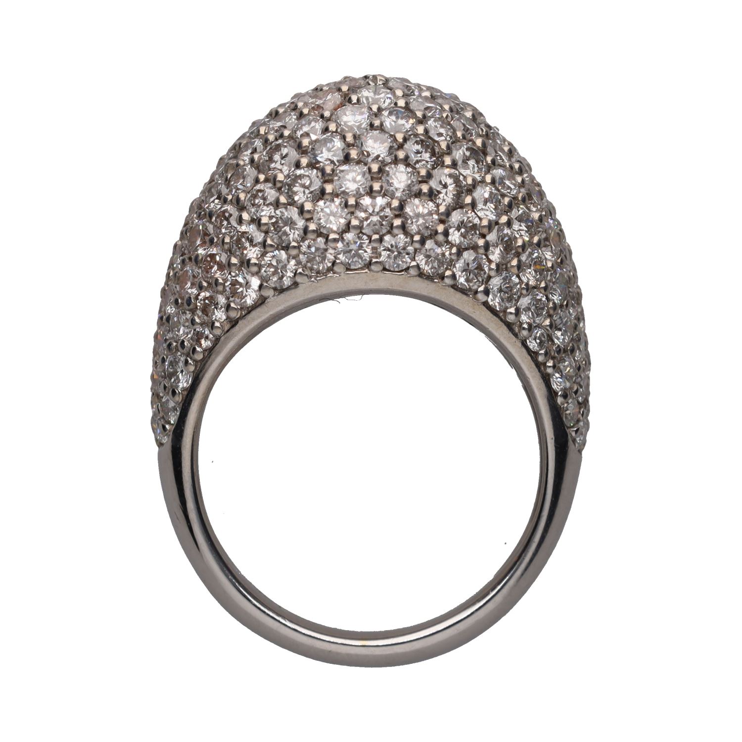 Sortija bombé en oro blanco con cuajado de brillantes. Talla 17.