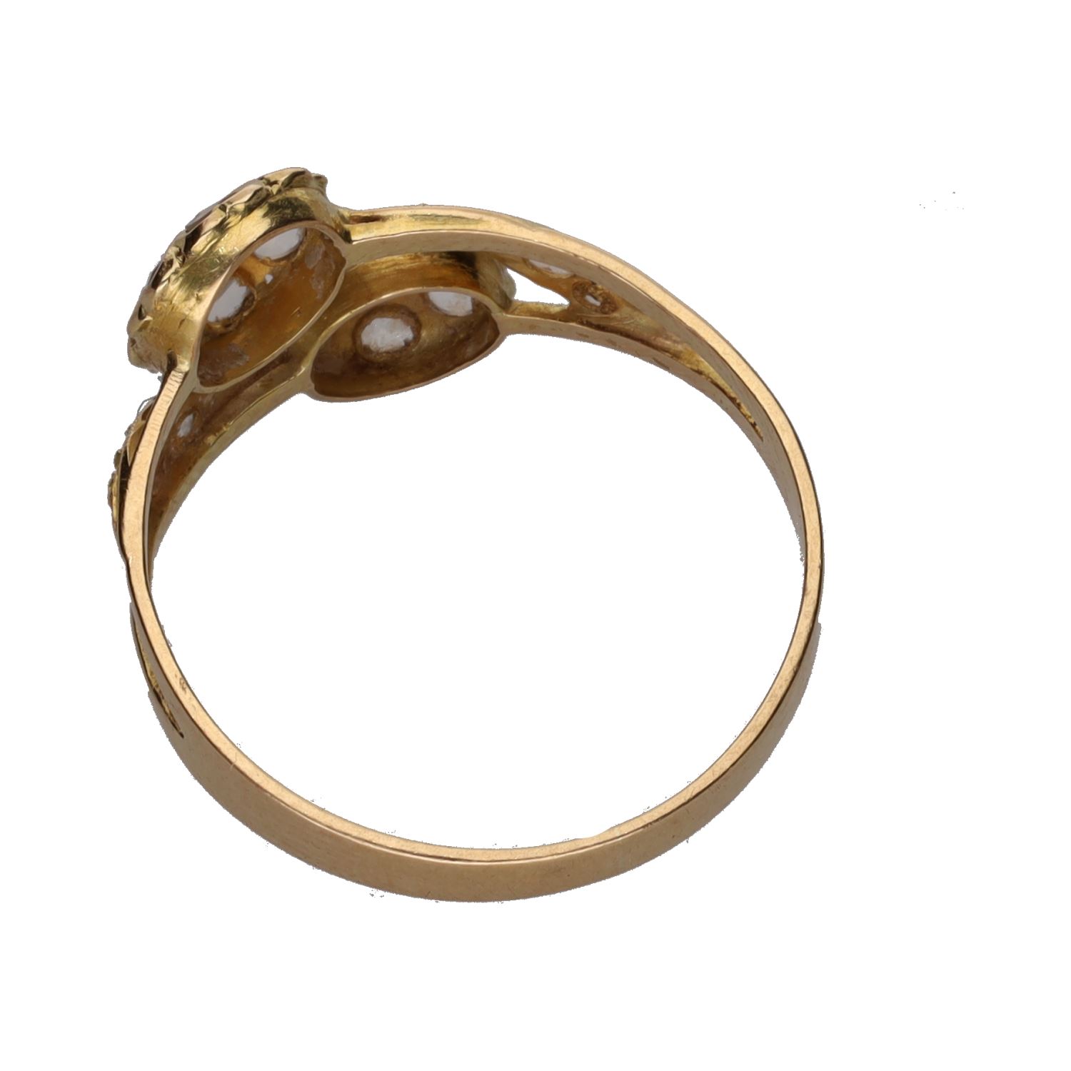 Sortija antigua en oro amarillo con diamantes. Talla 15.