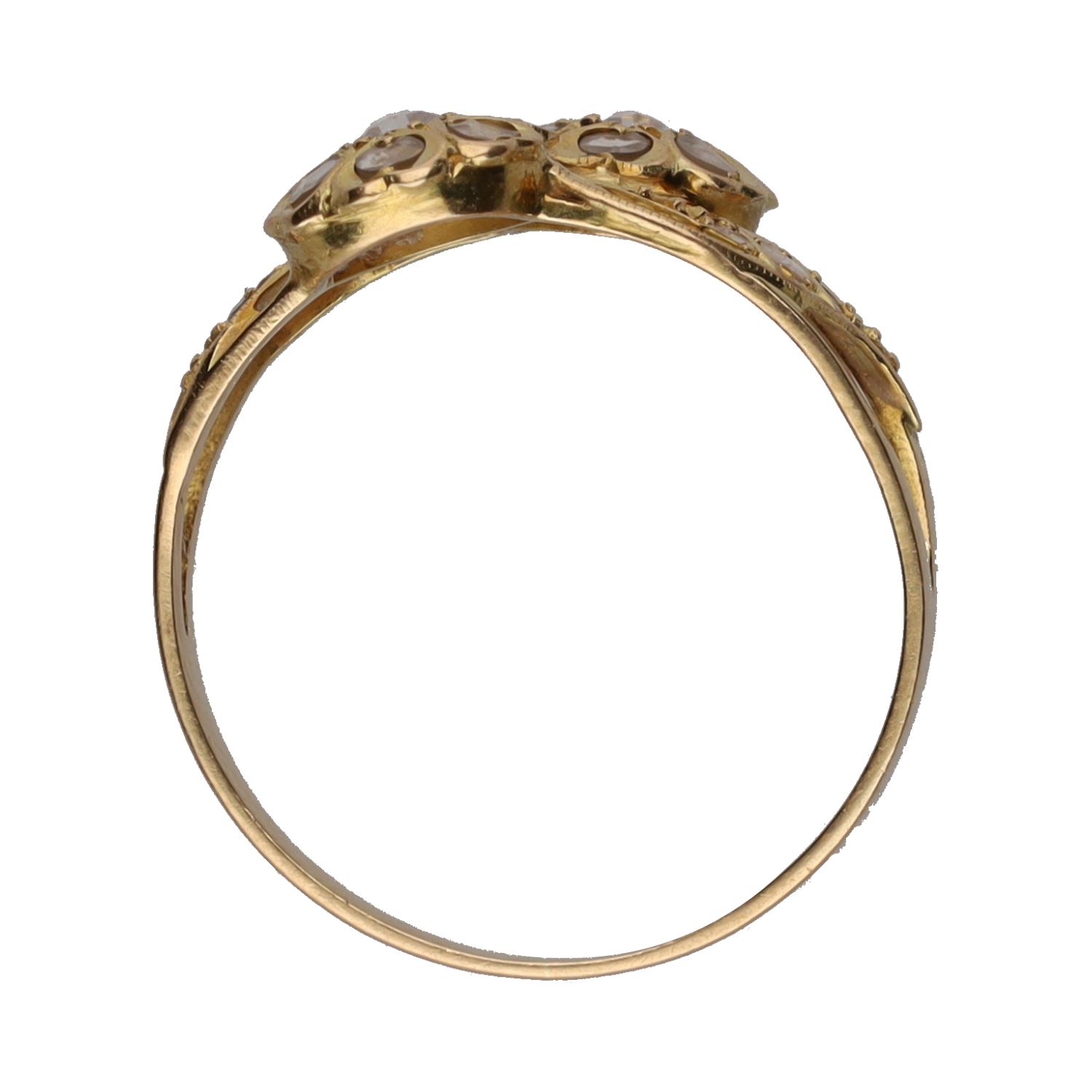 Sortija antigua en oro amarillo con diamantes. Talla 15.