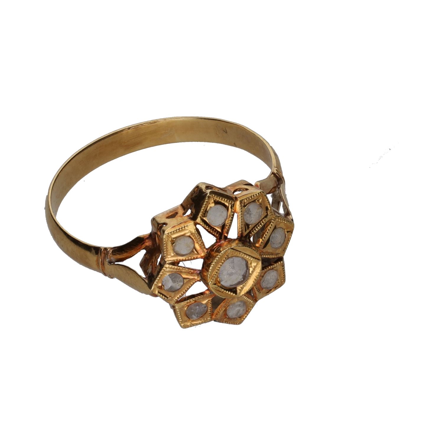 Sortija antigua en oro amarillo con diamantes. Talla 14.