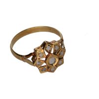 Sortija antigua en oro amarillo con diamantes. Talla 14.